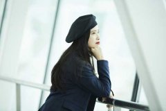 气质女神龚蓓苾现身机场 可甜可飒时尚感爆棚