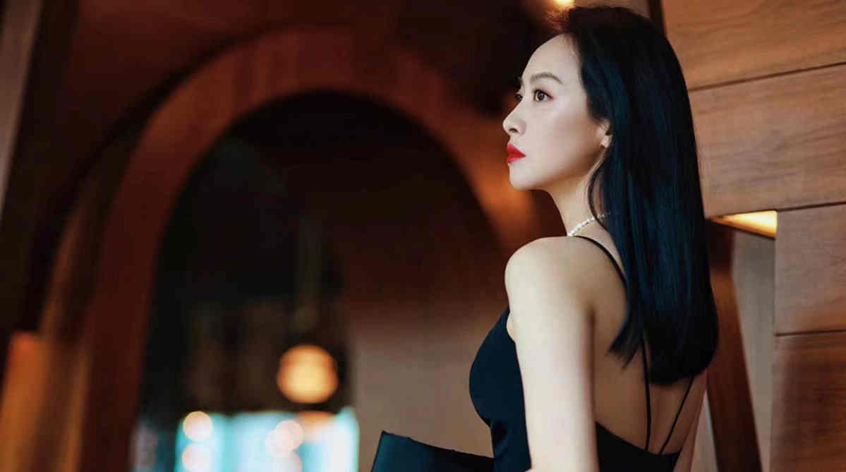 宋茜现身上海品牌活动 幽雅夜蝶尽显窈窕曲线