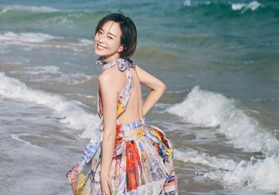 张钧甯海岛度假封面大片 元气短发展现随性洒脱
