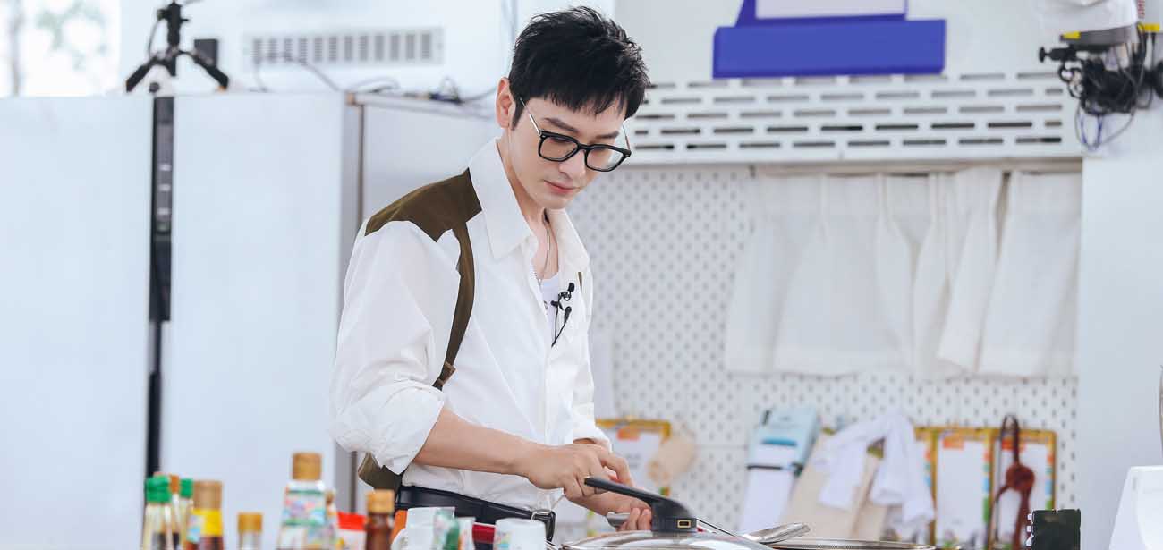 《中餐厅5》黄晓明成气氛调节器 备虾过程爆笑十足